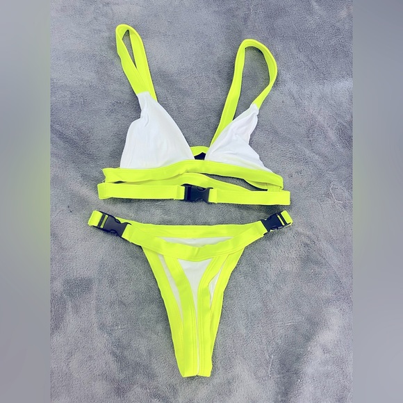 FASHION NOVA buckle lime/ white bikini set - Picture 4 of 5